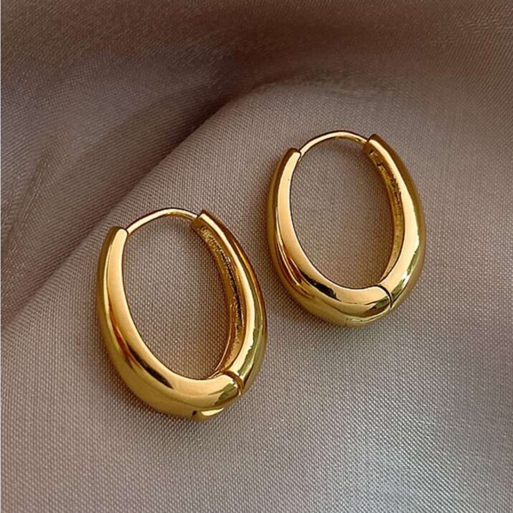 ✨ Minimalist Gold Oval Hoop Earrings